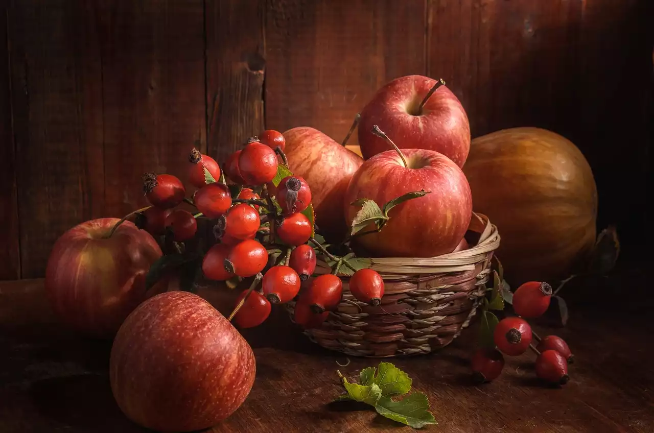 Najlepsze przepisy na jesienne desery z jabłkami, gruszkami i dynią